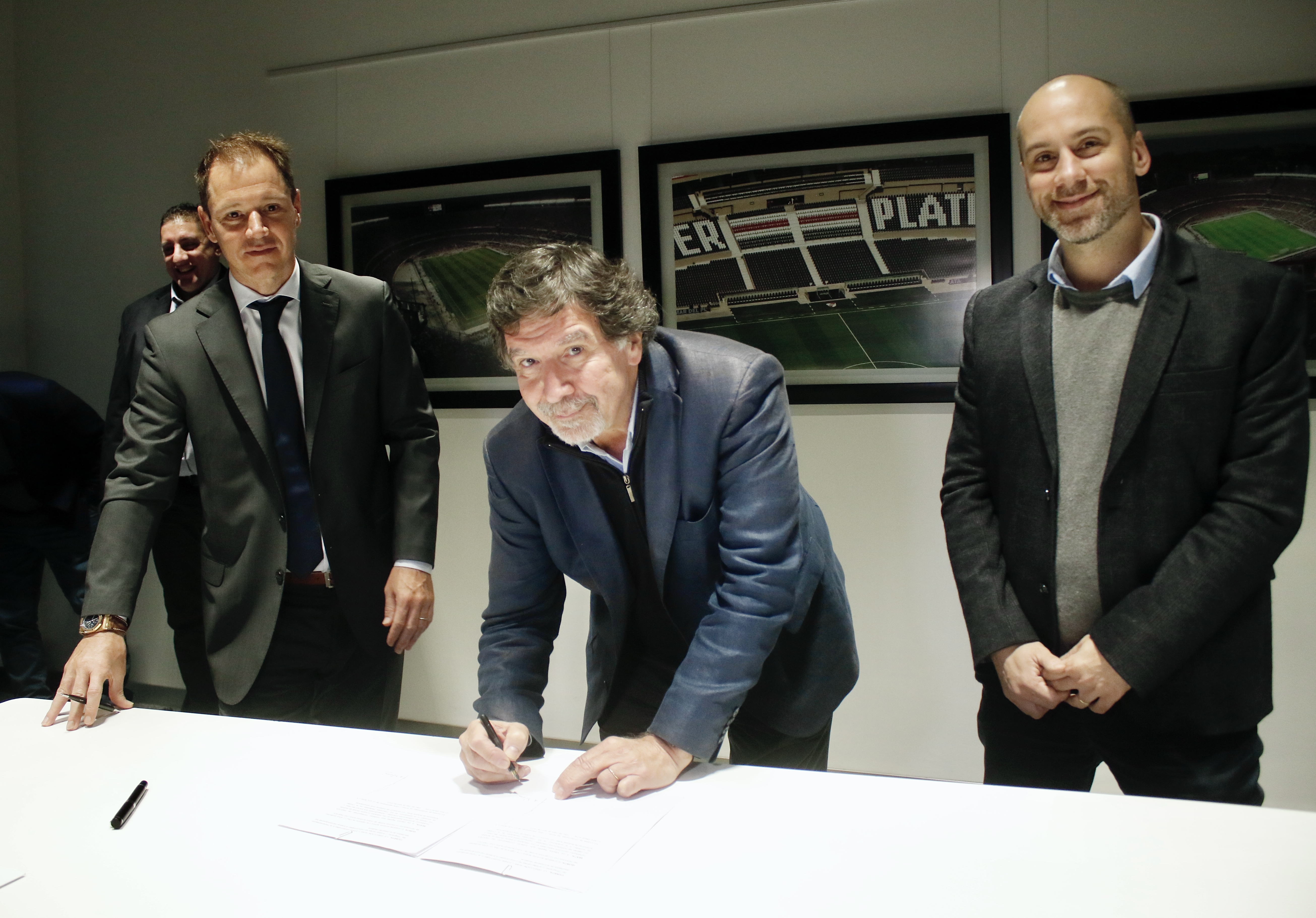 Jorge Brito, Leandro Lurati y Alberto Sileoni, hacen firma del convenio.
