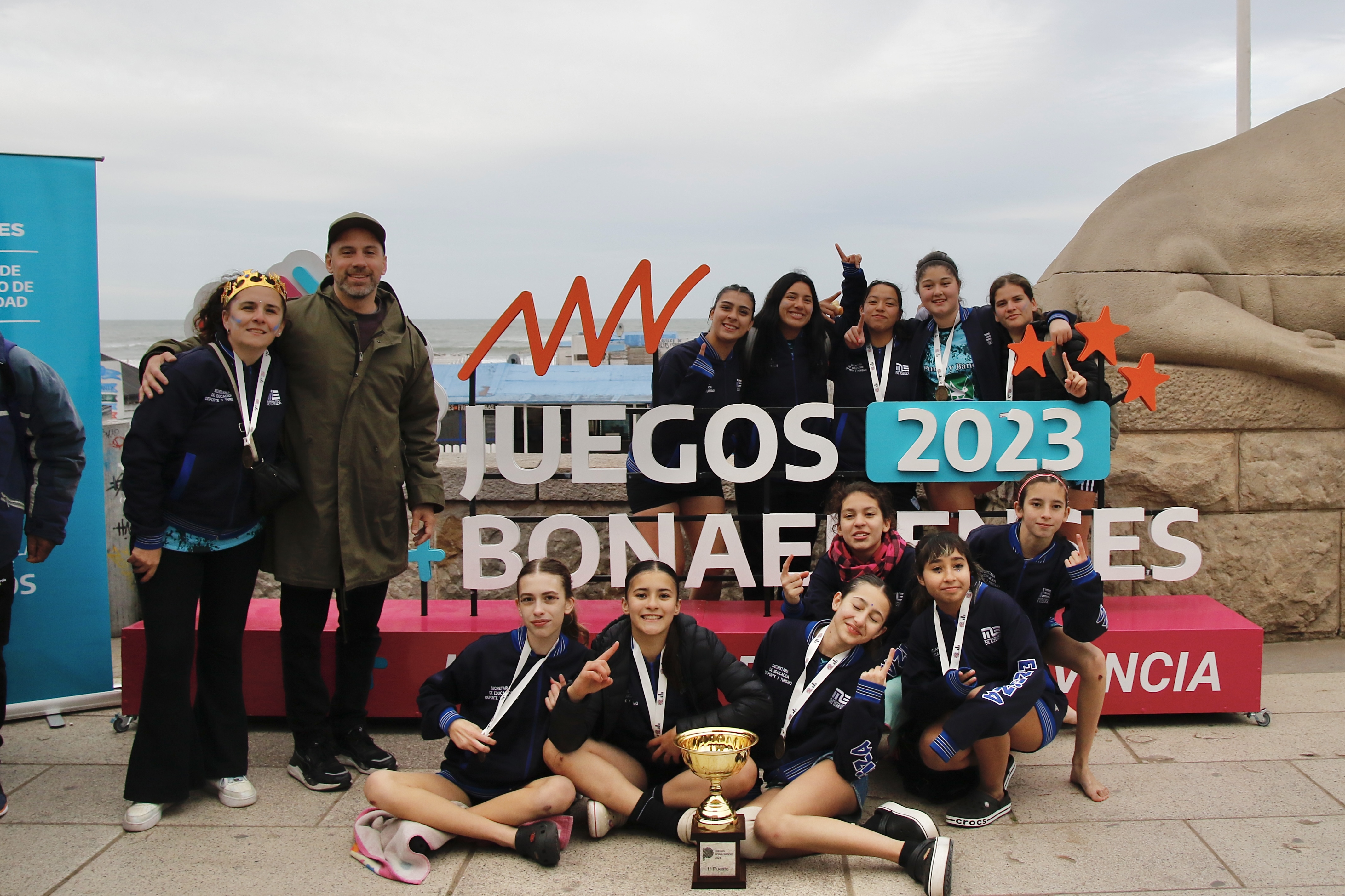 Equipo con la copa - Juegos Bonaerenses 2023